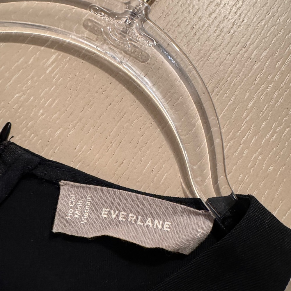 Elegant Black Sleeveless Top - Picture 2 of 5